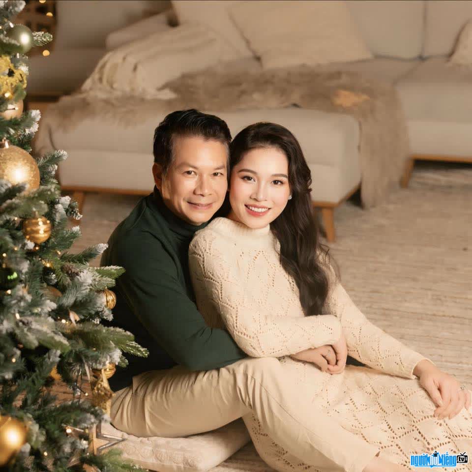 Hình ảnh á hậu Nguyễn Thu Trang hạnh phúc bên chồng