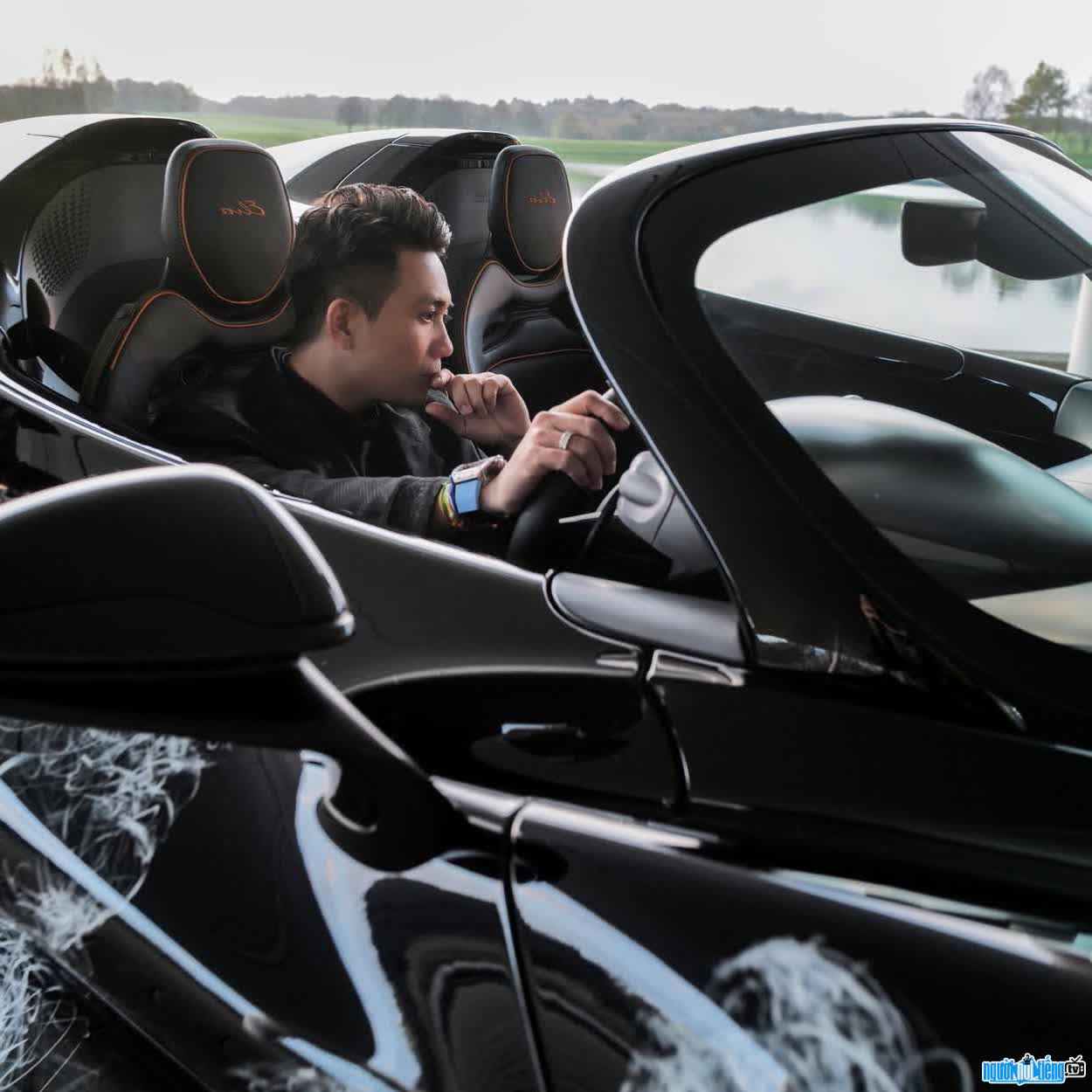 Hình ảnh Phạm Trần Nhật Minh đam mê siêu xe