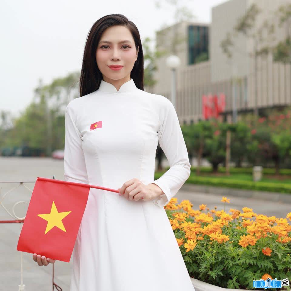 Hình ảnh KOL Bảo Anh thướt tha trong tà áo dài Việt