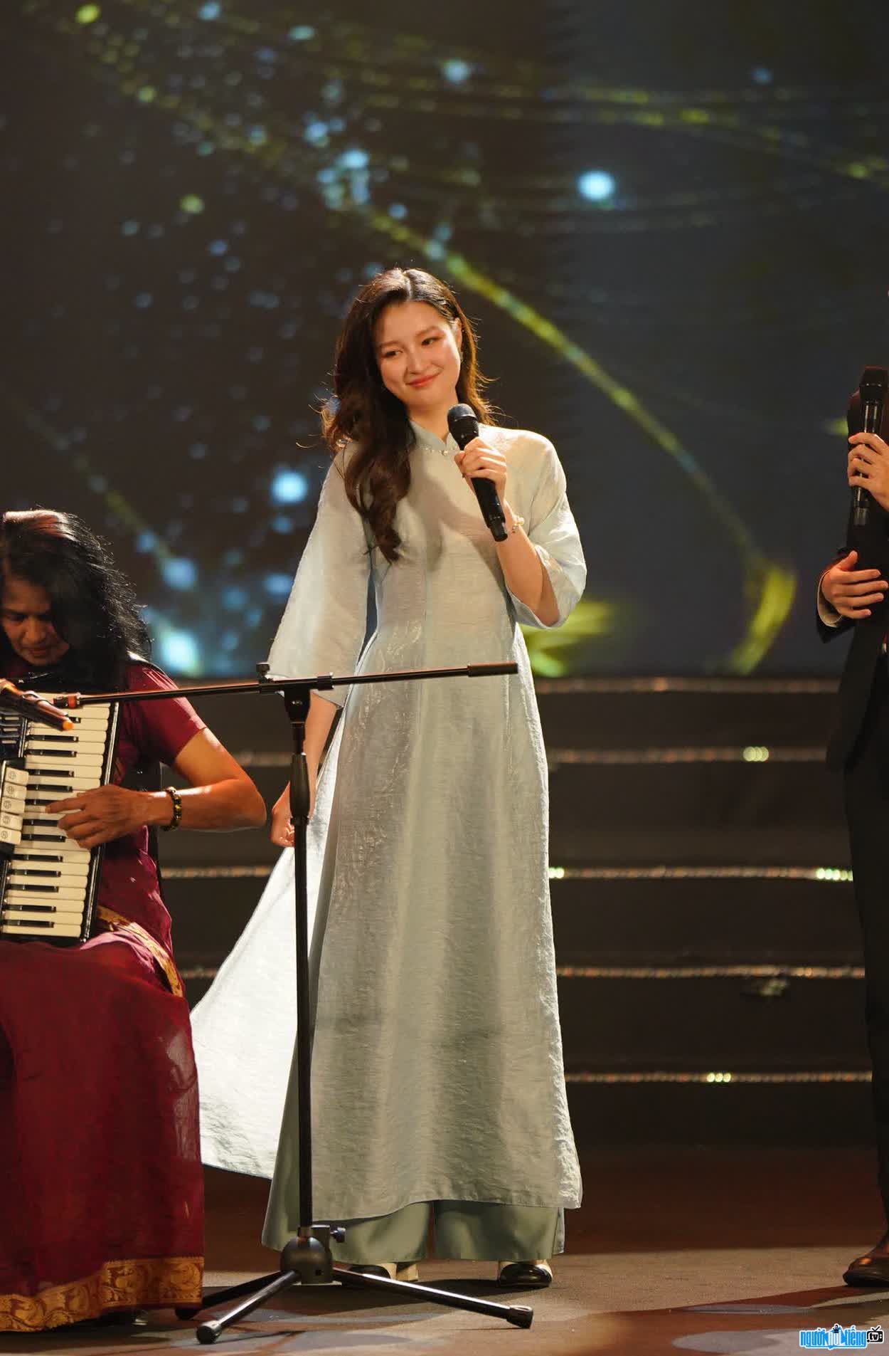 Hình ảnh xinh đẹp rạng ngời của MC Đặng Hoàng Anh