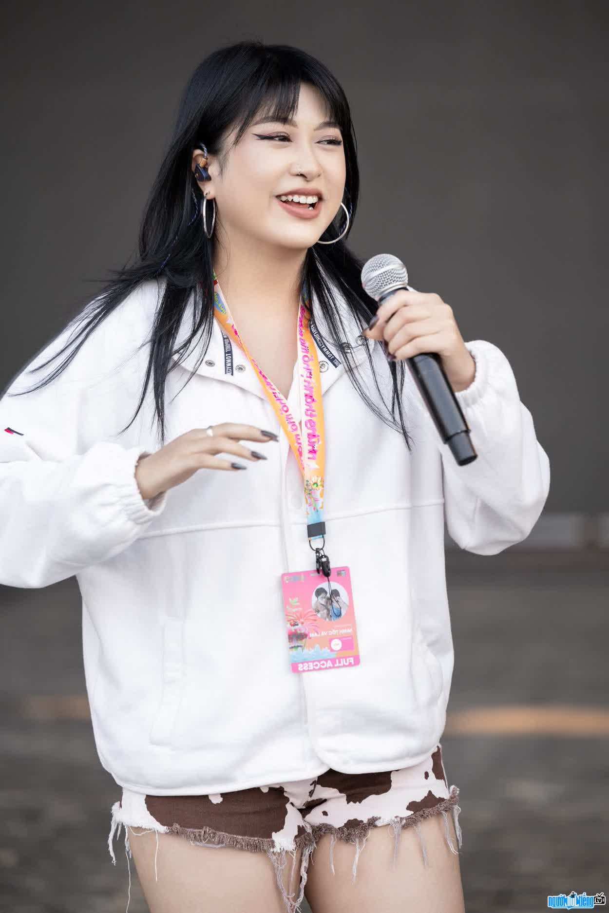 Hình ảnh ca sĩ Nguyễn Hoàng Ngọc Lam xinh đẹp