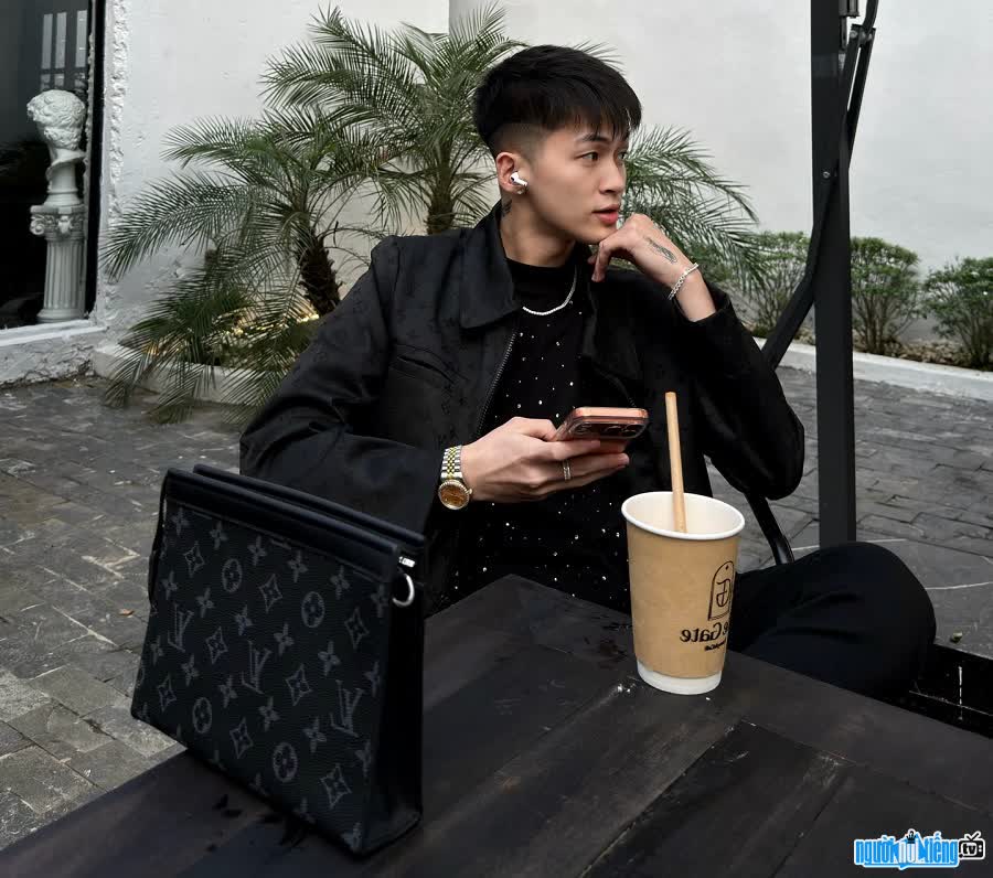 TikToker An Thuyên xuất hiện với phong cách cá tính