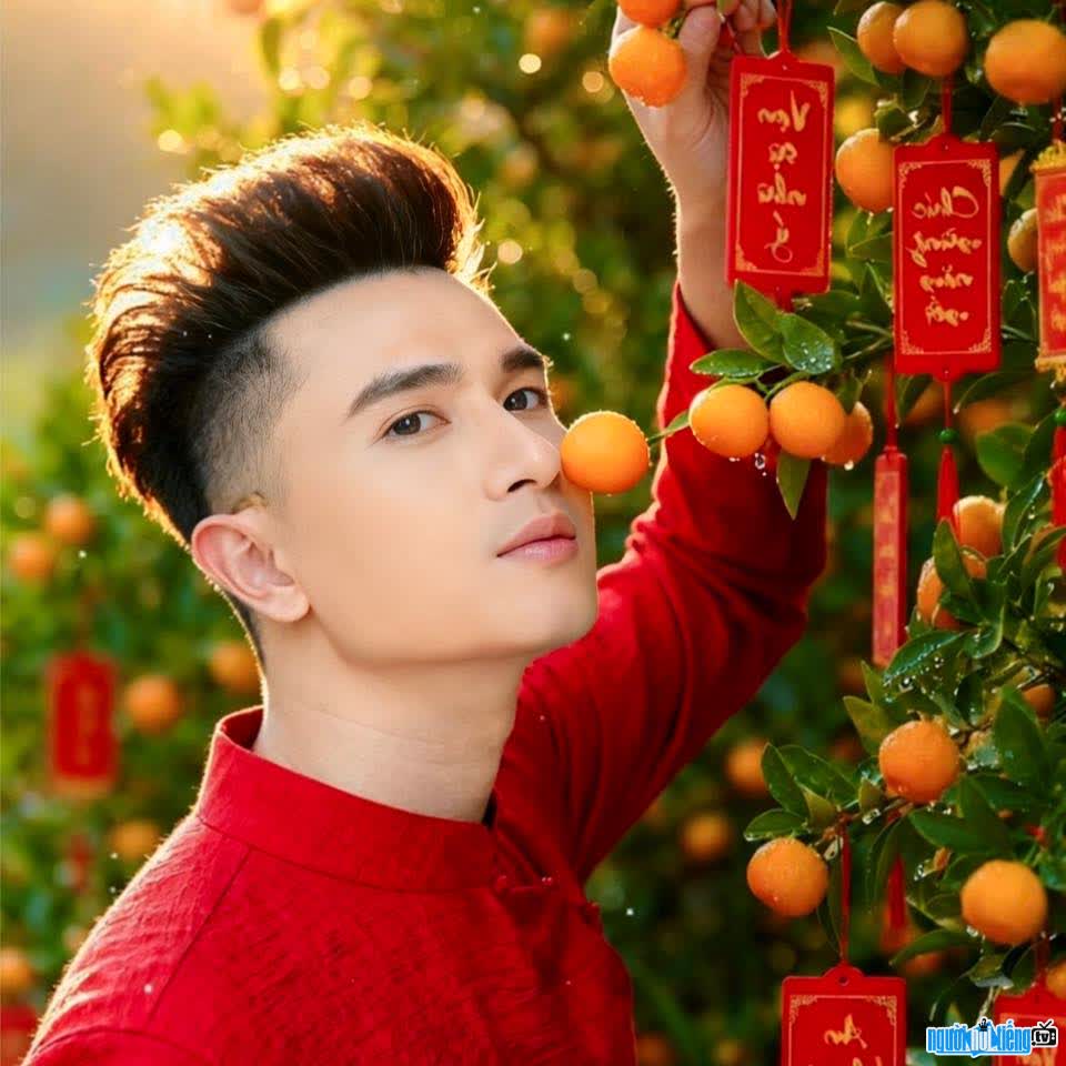 Image of handsome and talented singer Ho Quang Ngoc