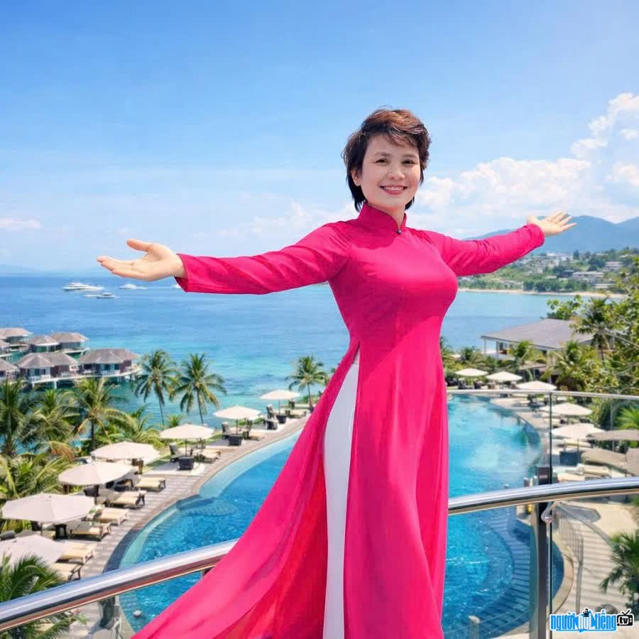 Psychologist Vera Xuan Huong is gentle with ao dai