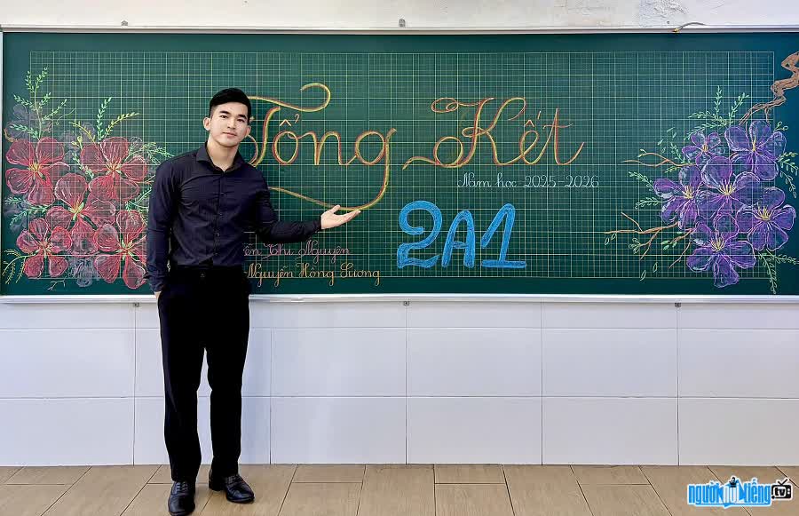 Giáo viên Minh Chí trang trí bảng tổng kết năm học