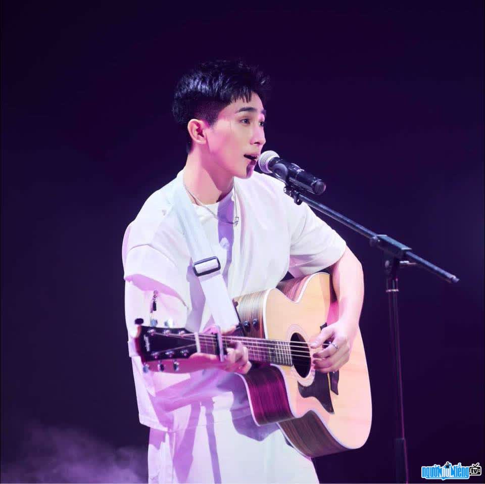 Hình ảnh ca sĩ Sơn.K trên sân khẩu