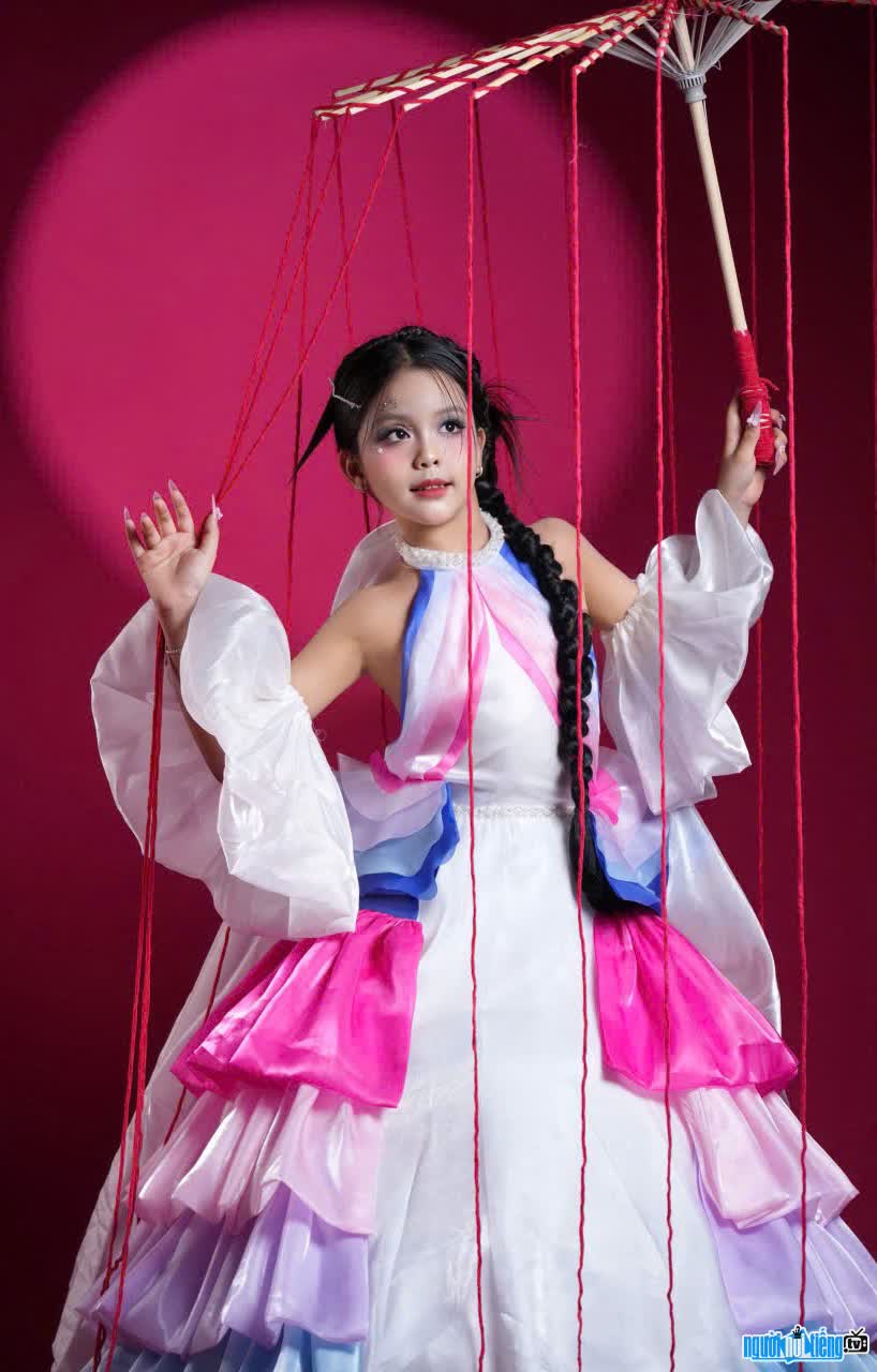 Image of child model Vu Tu Linh with beautiful charisma