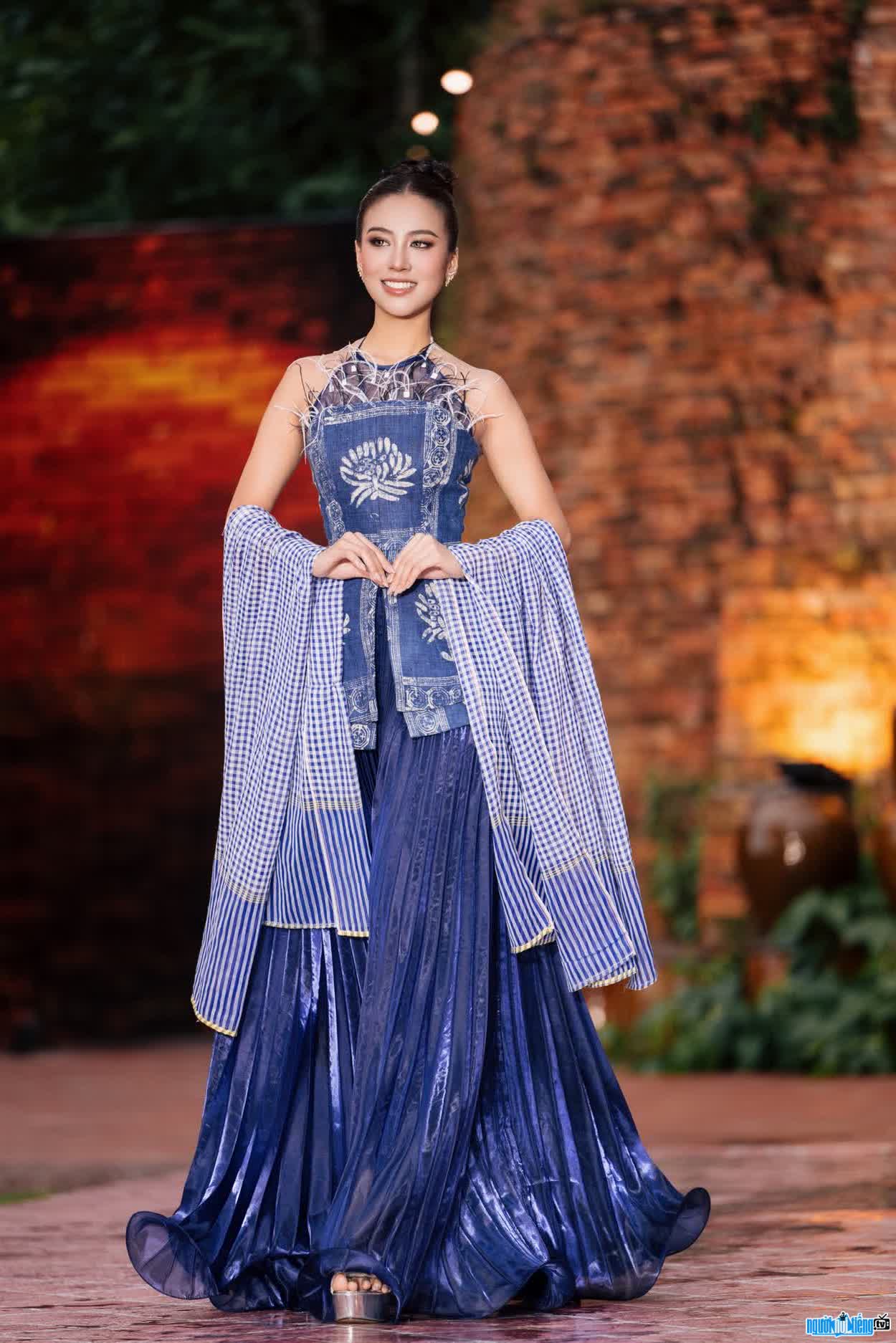 Hình ảnh Lâm Thoại Linh trên sàn catwalk