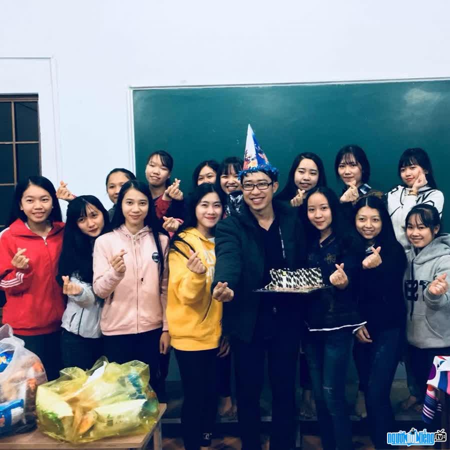 Teacher Mr. Hoa Teaching Physics is loved by students