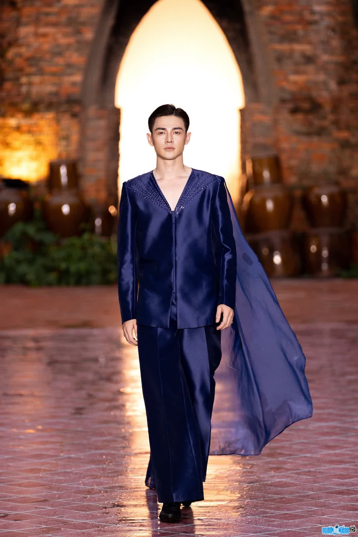 Hình ảnh Nguyễn Văn Đức Tài trên sàn catwalk