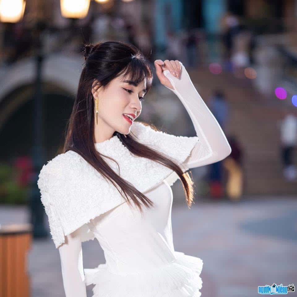 Hình ảnh NTK Huyền Trương xinh đẹp duyên dáng