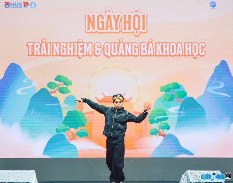 TikToker Em Trai Chị Nguyệt nổi tiếng với những video dạy Hóa hài hước