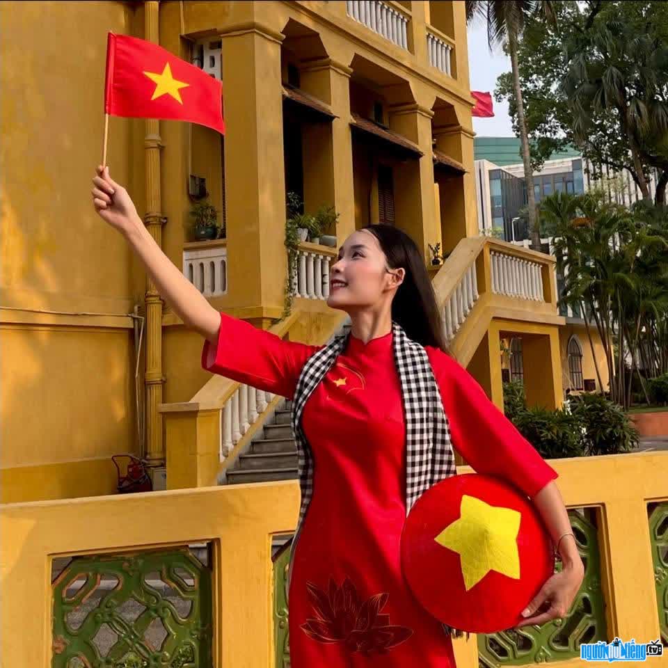 Hình ảnh hoa hậu Hoàng Thị Vân Anh trong tà áo dài