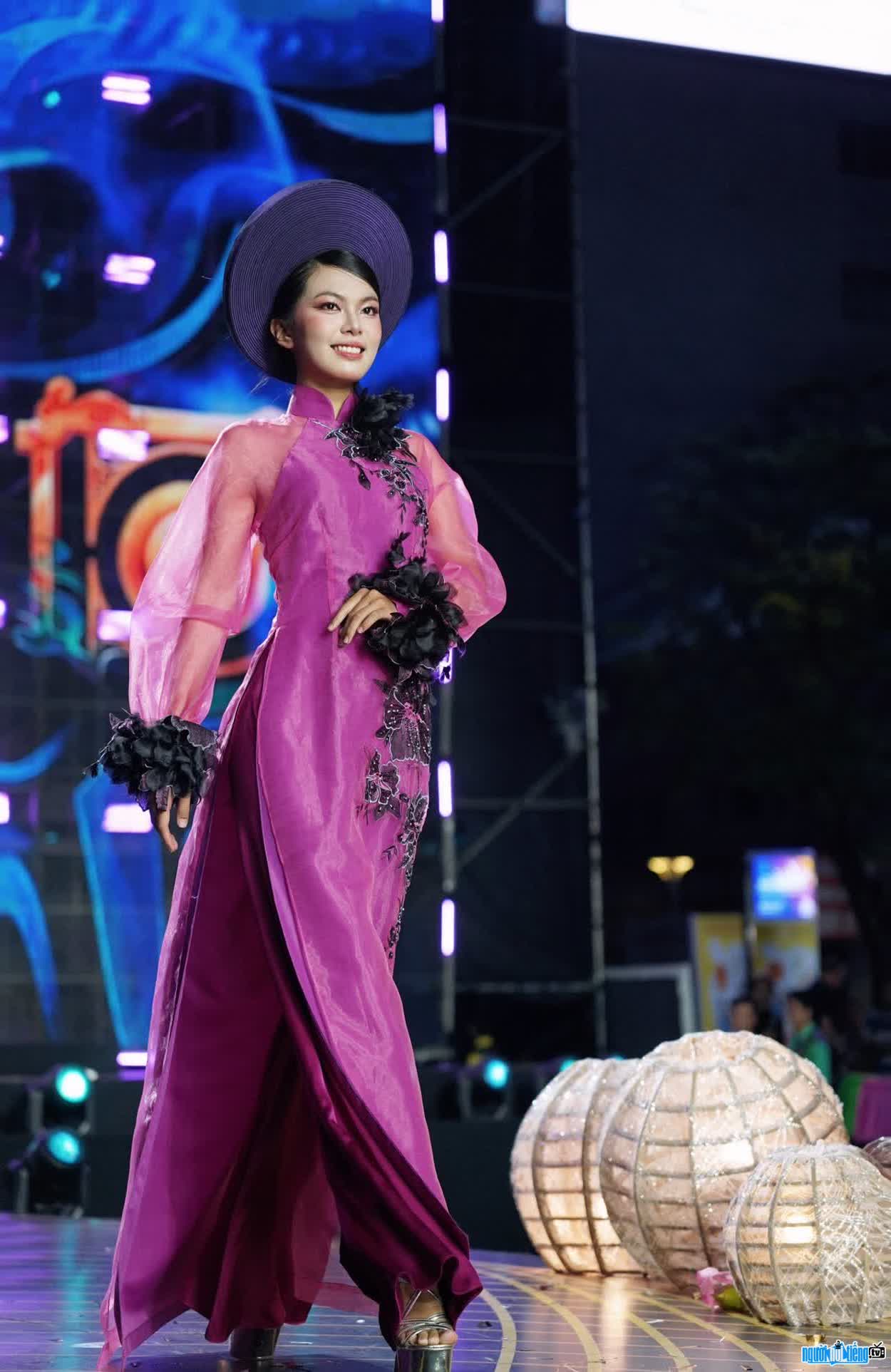 Hình ảnh Nguyễn Thị Ngọc Thiện trên sàn catwalk