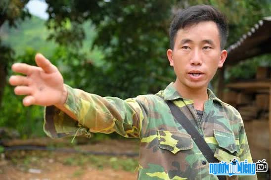Hình ảnh Mùa A Thi luôn hết mình với bà con nhân dân