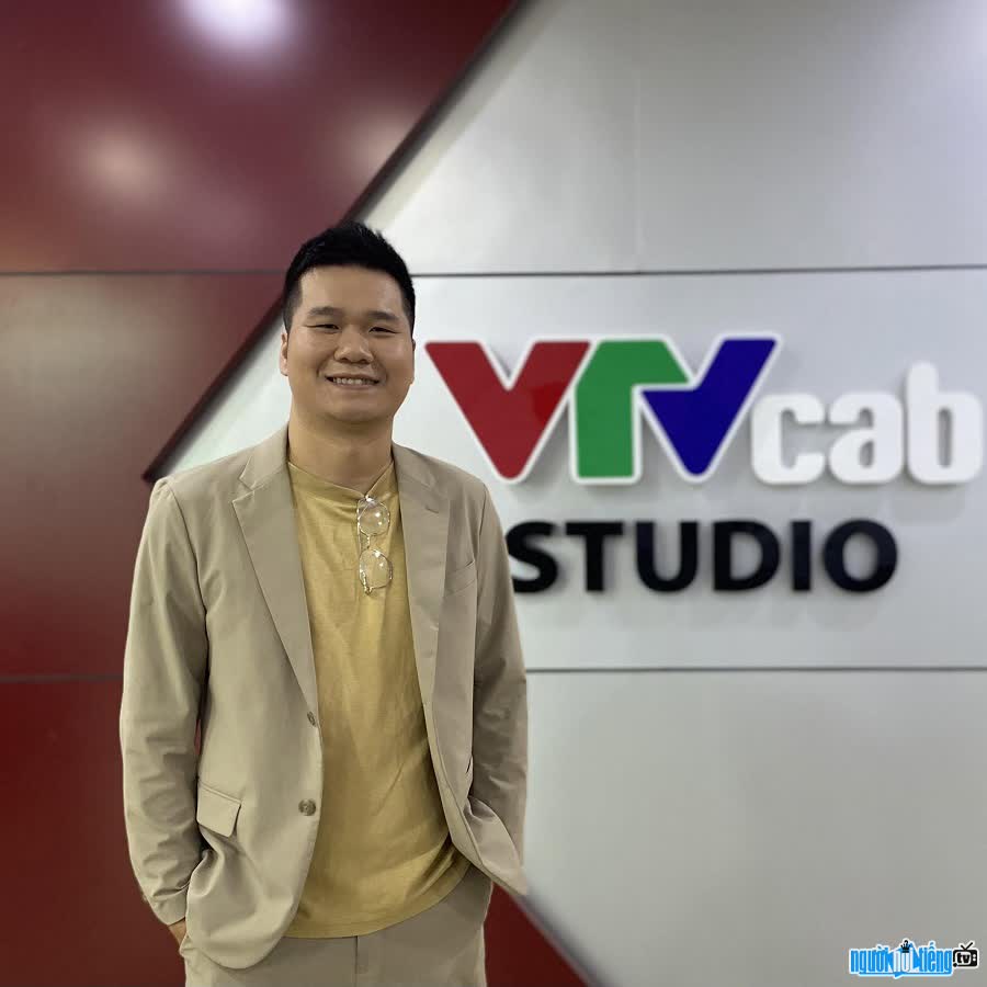 Bình luận viên Quốc Việt công tác tại VTVCab