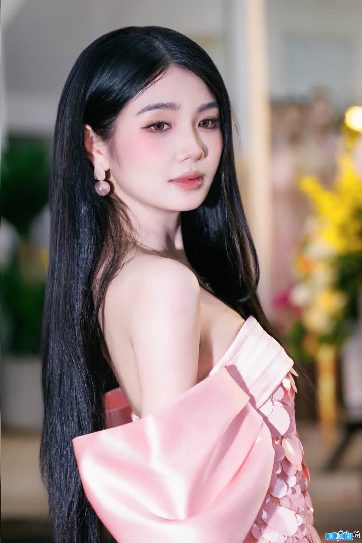 Hình ảnh xinh đẹp quyến rũ của Vũ Hồng Hạnh