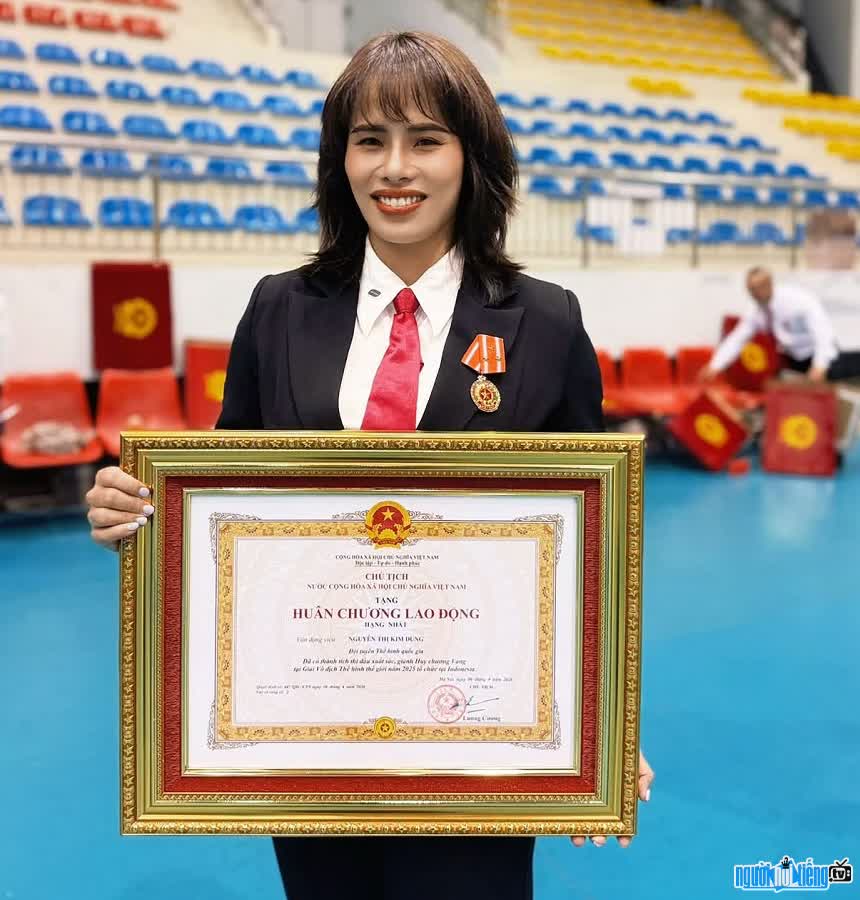 VĐV Thể hình Nguyễn Thị Kim Dung được trao tặng Huân chương Lao động hạng Nhất
