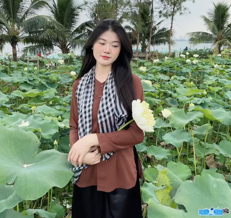 TikToker Khánh Nhà Quê đẹp dịu dàng