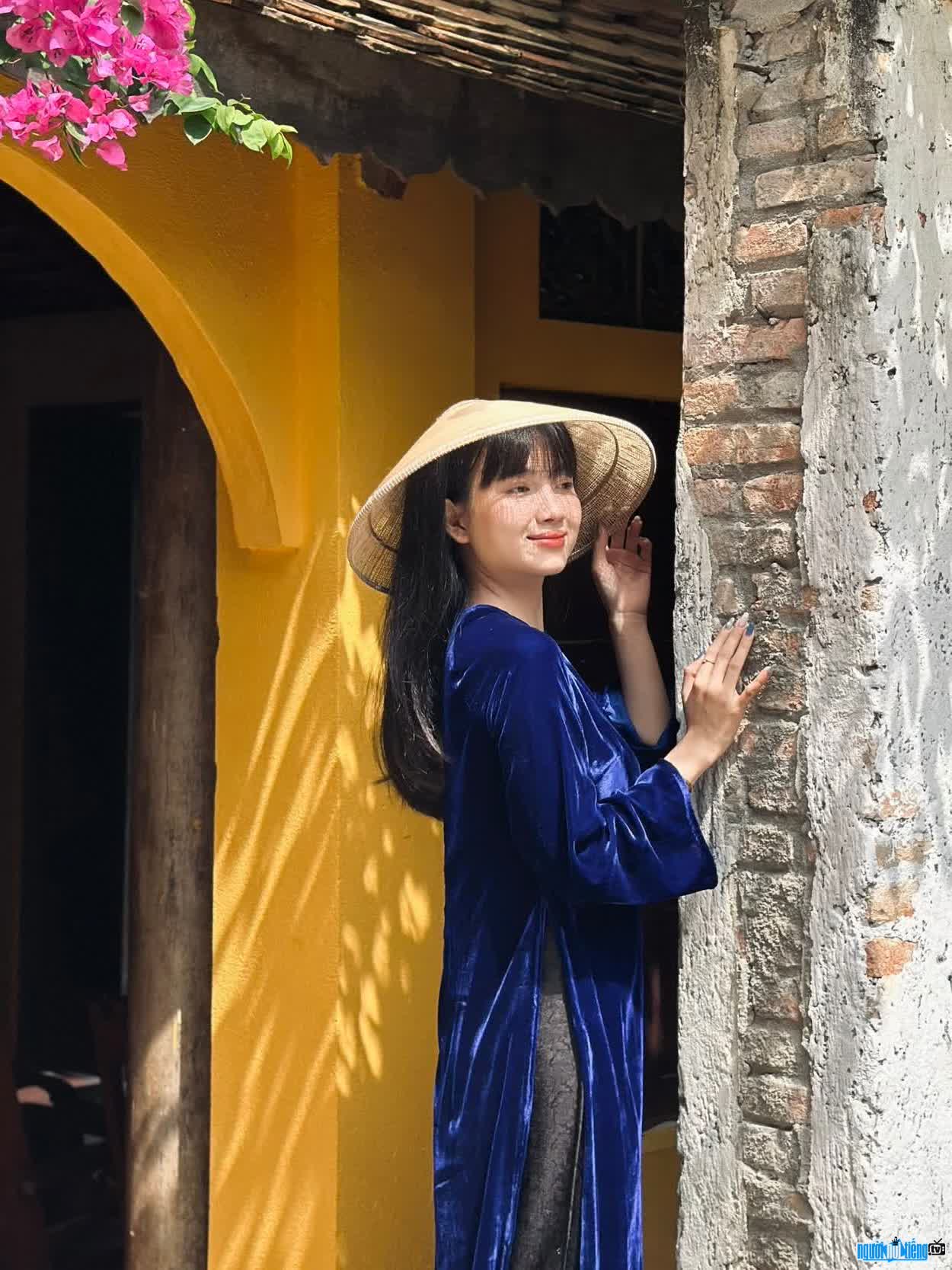 Hình ảnh Huỳnh Như Đan thướt tha trong tà áo dài