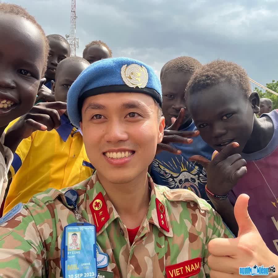 Doctor Nguyen Si Cong is close to African children