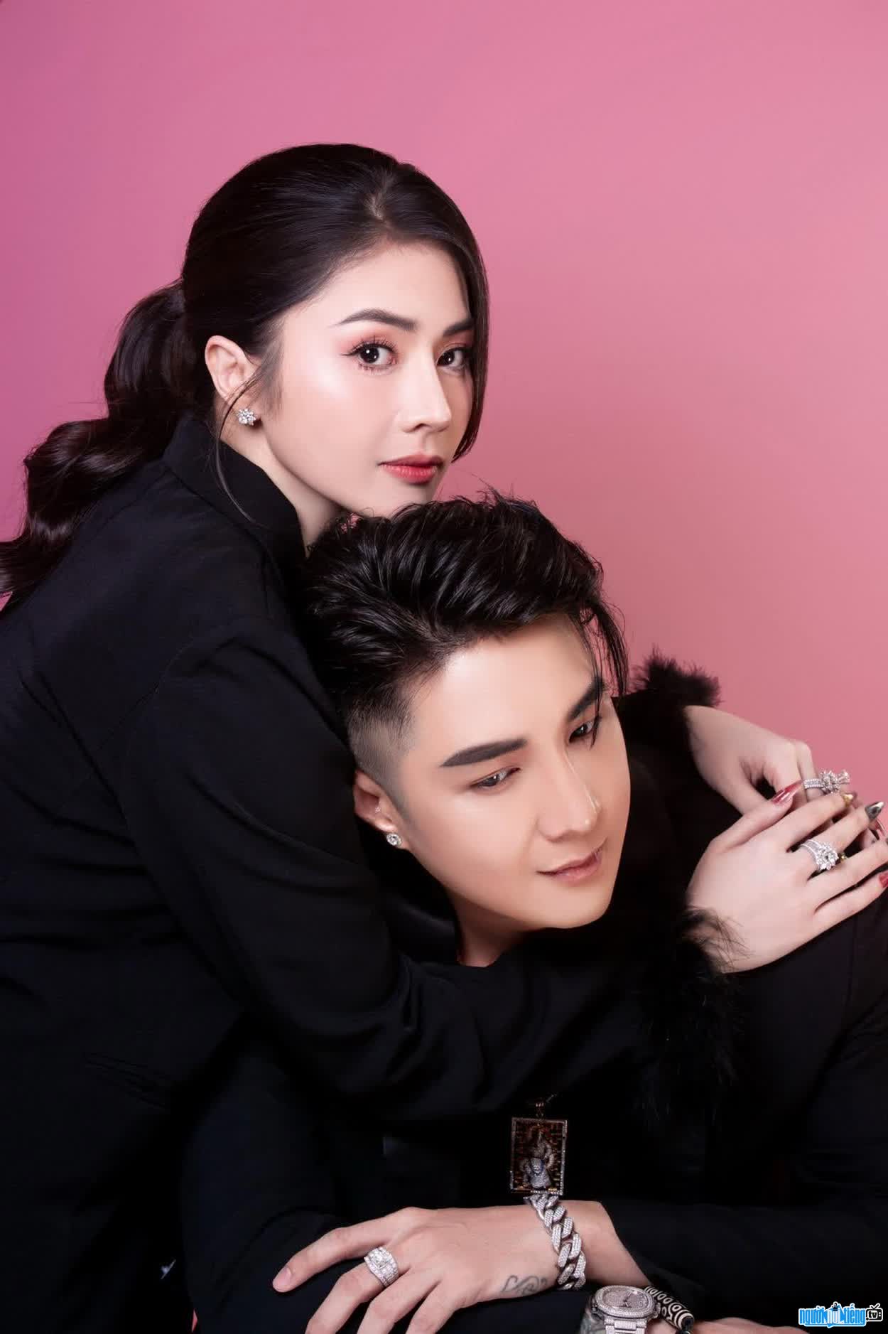 Hình ảnh ca sĩ Kim Jun See  cùng chồng Lâm Chấn Khang
