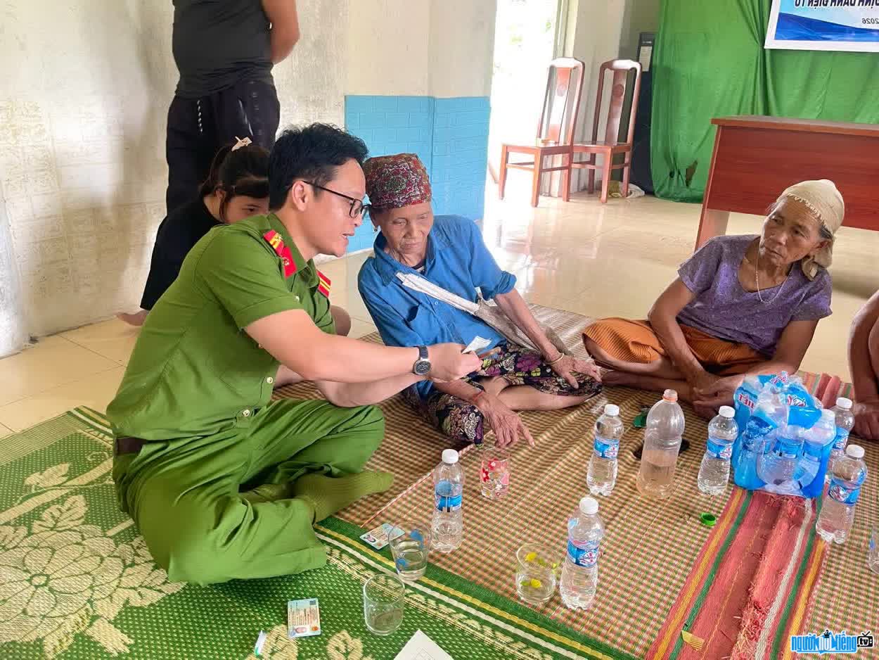 Hình ảnh anh Lý Đình Thắng hỗ trợ bà con làm định danh