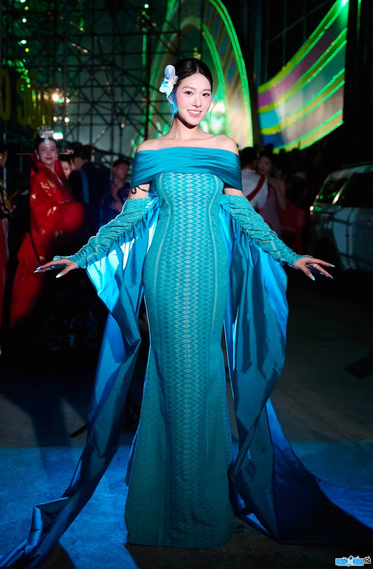 Hình ảnh Dương Phương Thảo trên sàn catwalk