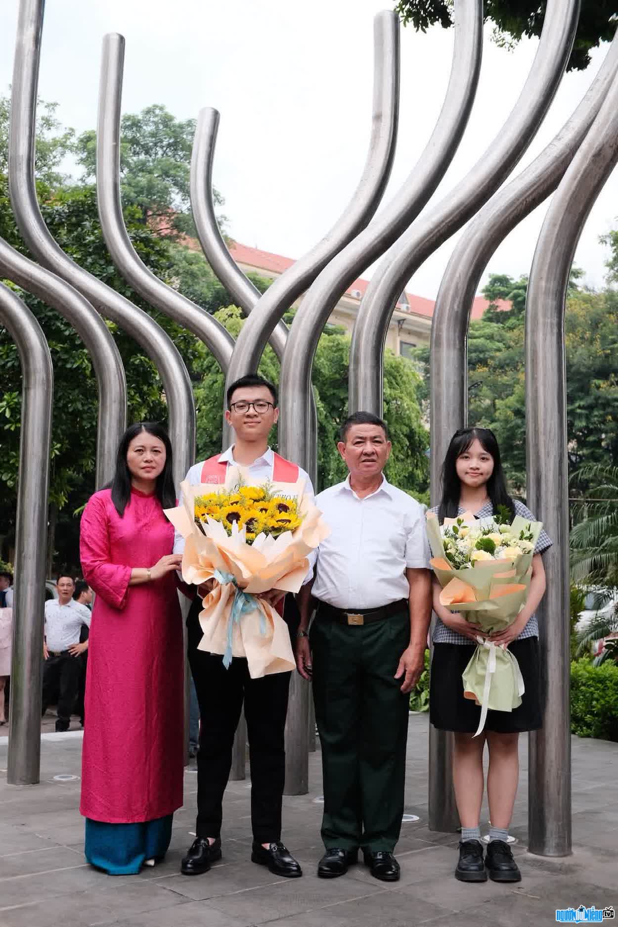 Hình ảnh Phạm Quang Minh cùng gia đình