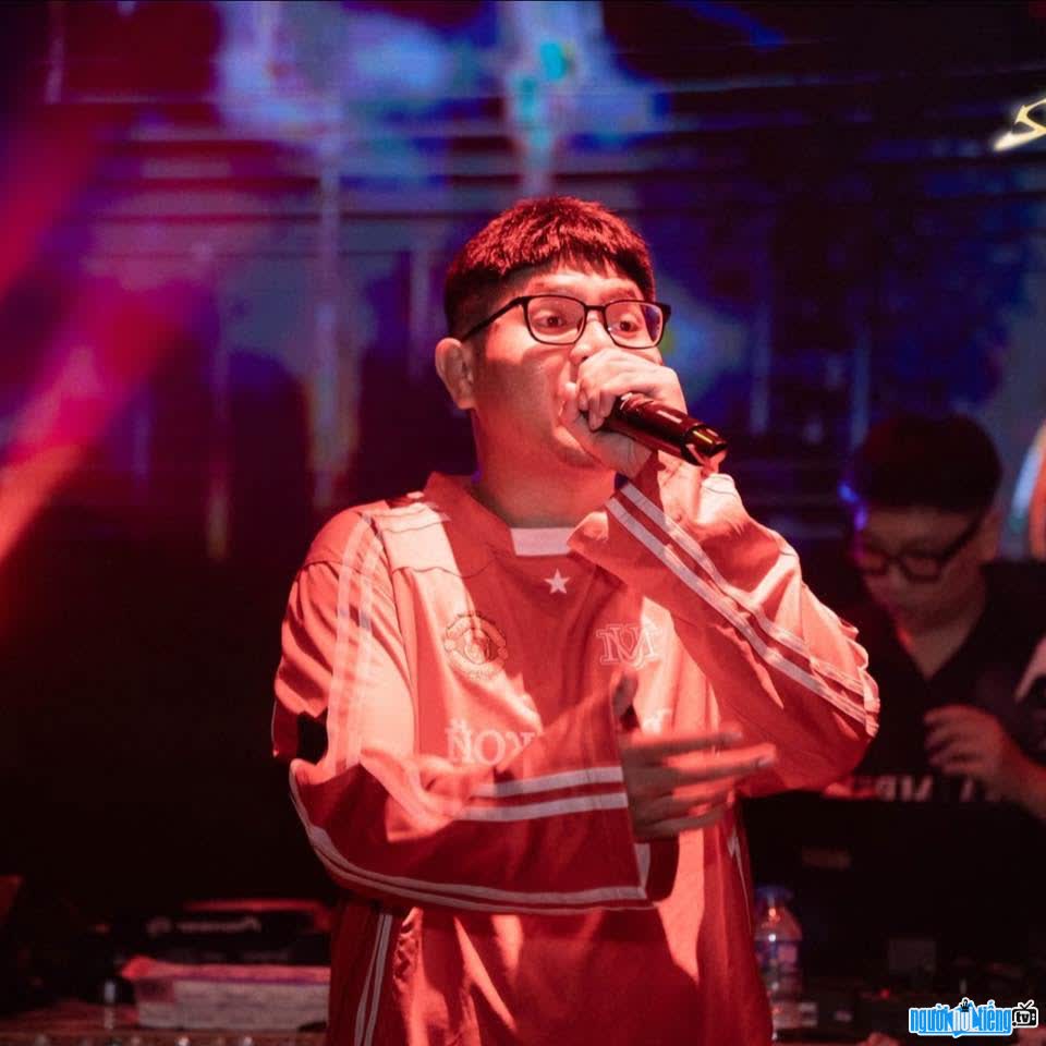 Image of Tommy Teo on stage