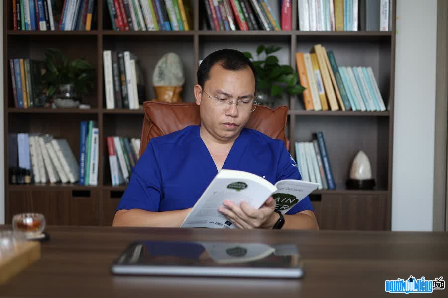 Doctor Le Van Thuong was born into a family with a tradition of medical profession