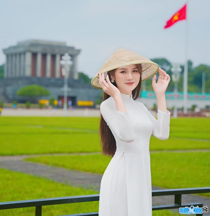MC Lưu Phương đẹp dịu dàng