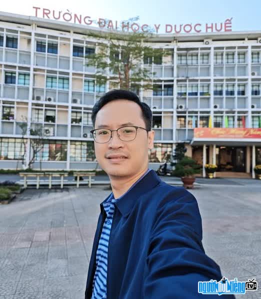 Bác sĩ Ngô Đức Lộc thăm trường Đại học Y Dược Huế