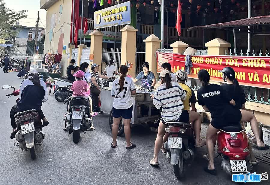 Xe lòng của TikToker Cô Thanh Bán Lòng thu hút rất đông khách mua