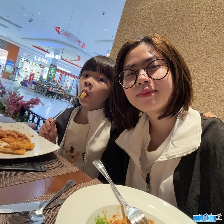 Hot mom Nguyễn Thanh Tịnh đồng hành cùng con gái học tiếng Anh