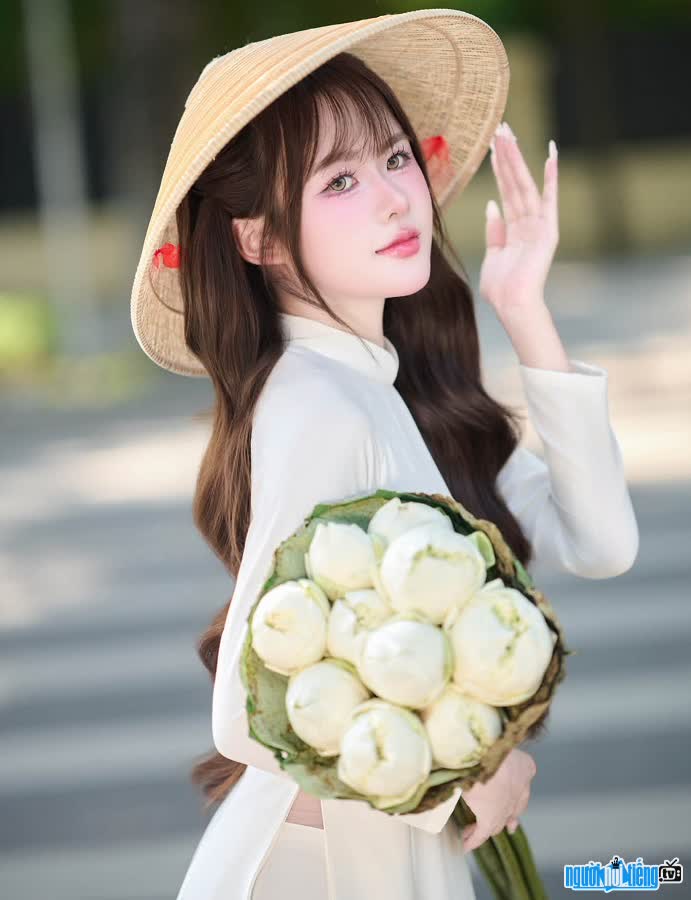 TikToker Quỳnh Hoa đẹp dịu dàng với áo dài