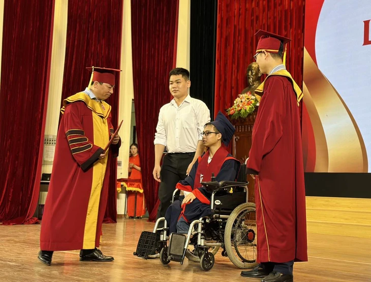 Hình ảnh bác sĩ Ngô Văn Hiếu cùng bạn thân Nguyễn Tất Minh