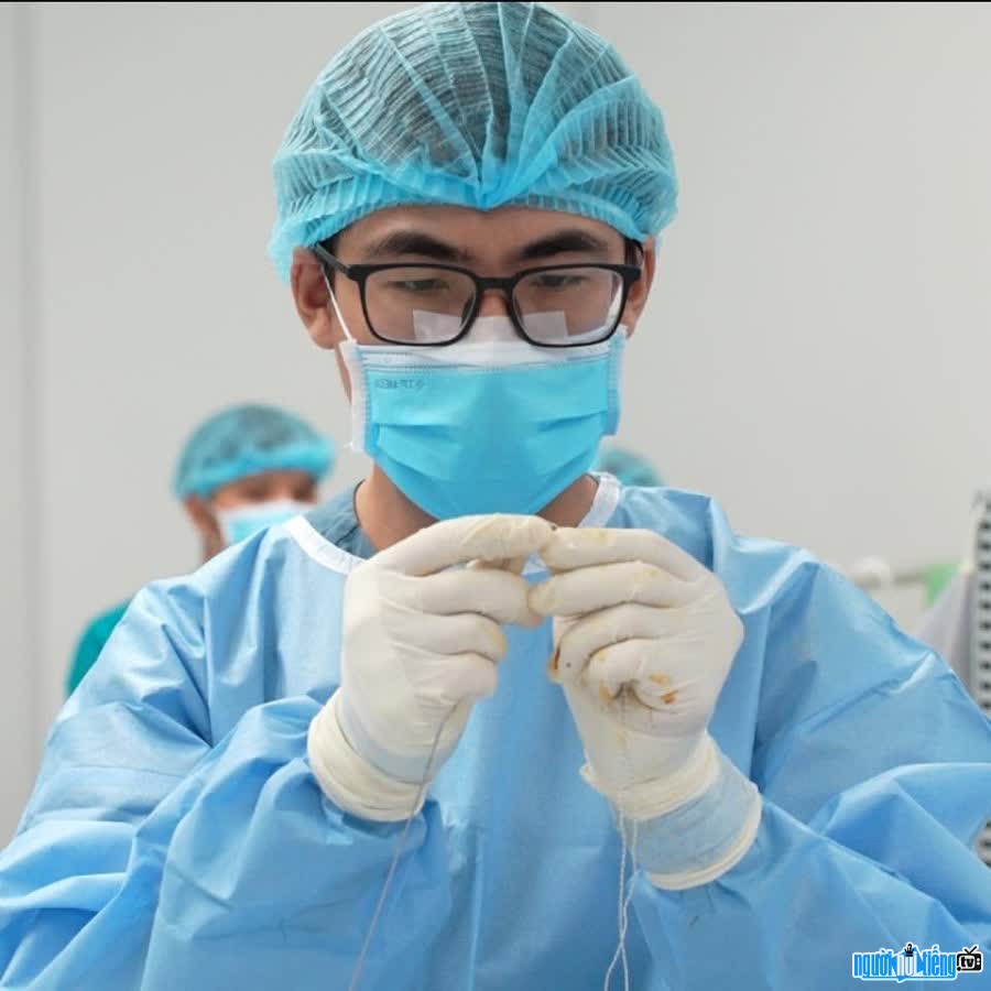 Bác sĩ sĩ Huy Cận (Trương Hoàng Huy) trong phòng phẫu thuật
