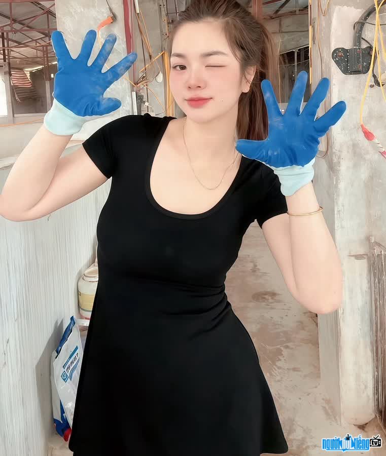 TikToker Em Chinh Raising Pigs is famous for many million-view videos