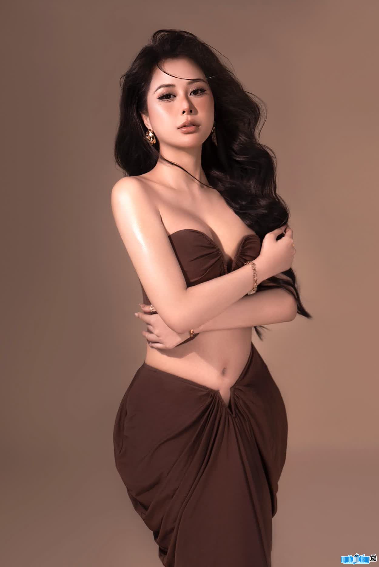 Hình ảnh Đặng Thị Tứ đầy quyến rũ gợi cảm