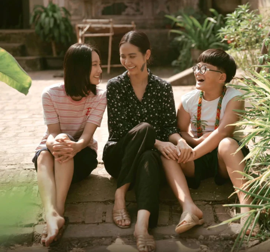 Mẹ con Hạnh trong phim Căn Nhà Không Mái CHe