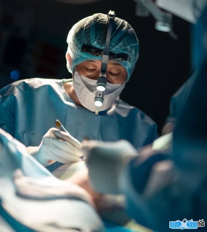 Dr. Ho Cao Vu in the operating room