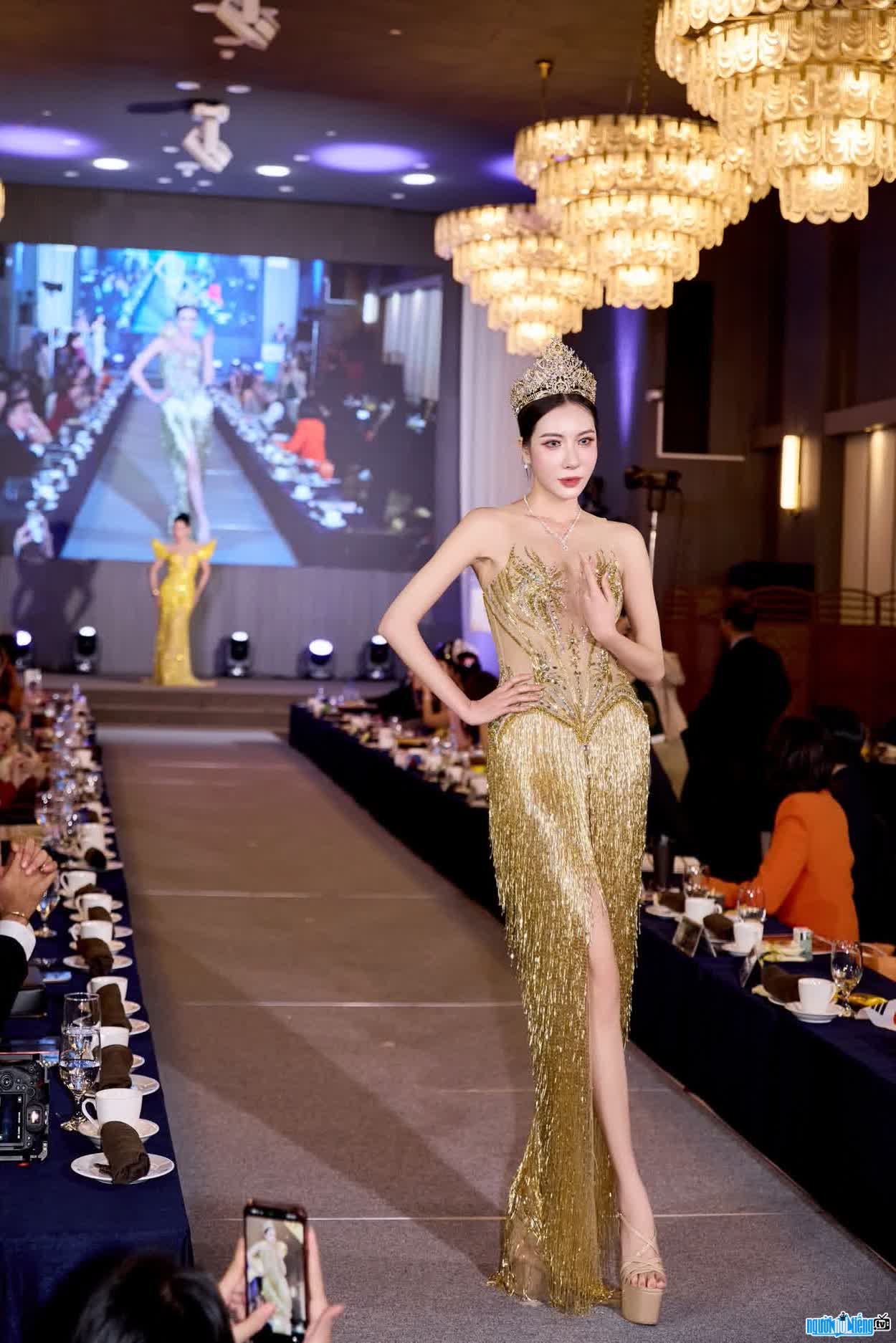 Hình ảnh Trương Thị Đăng Thư trên sàn catwalk