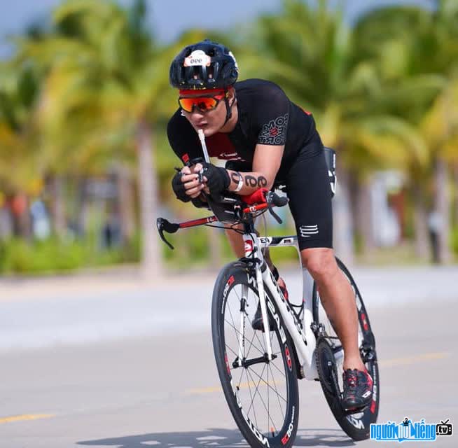 Hình ảnh nhà báo Đào Tuấn với niềm đam mê thể thao