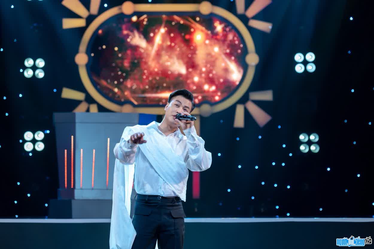 Hình ảnh ca sĩ Công Đại trên sân khấu