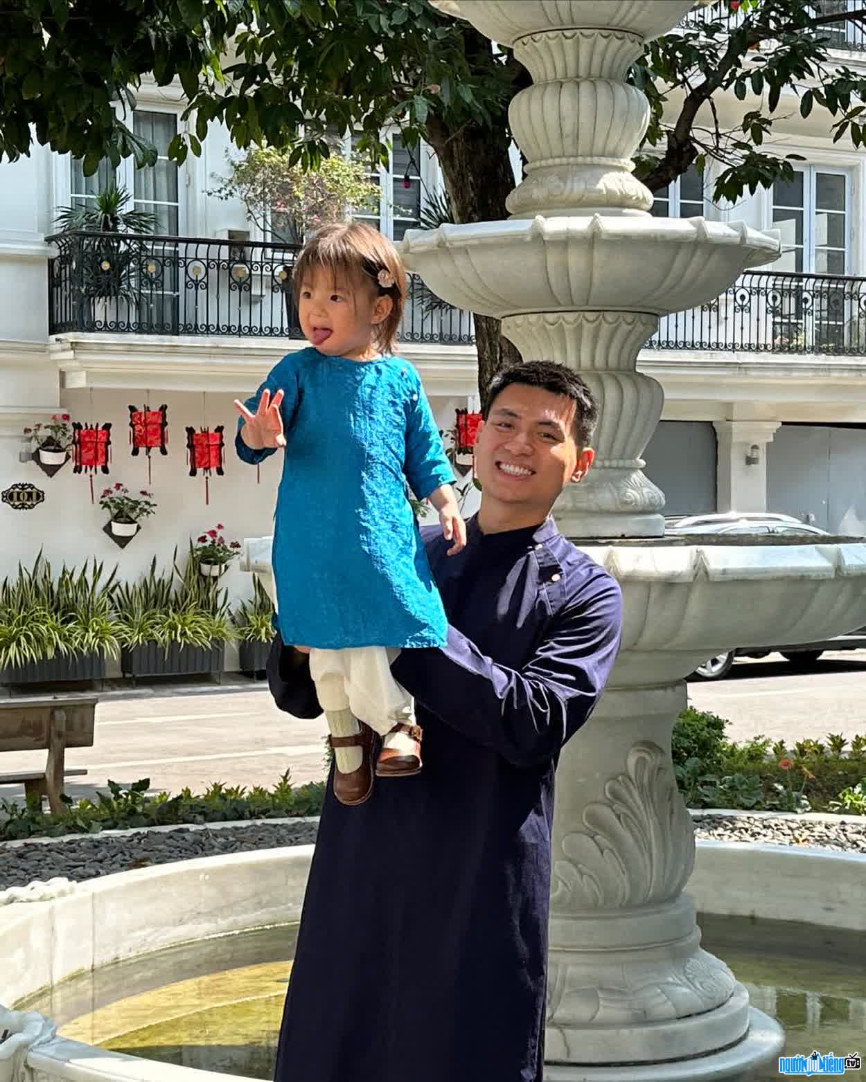 Hình ảnh Hình ảnh tiktoker Long Hạt Nhài cùng con gái đáng yêu