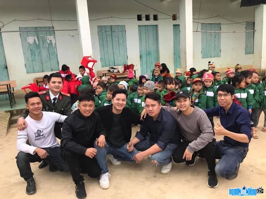 Doanh nhân Đinh Đức Đoàn giúp đỡ trẻ em vùng cao