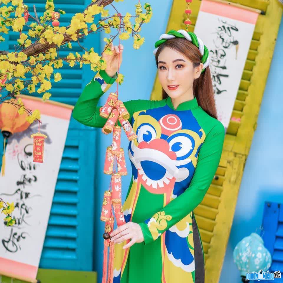 Hình ảnh doanh nhân Lữ Lệ Ngọc trong tà áo dài Việt