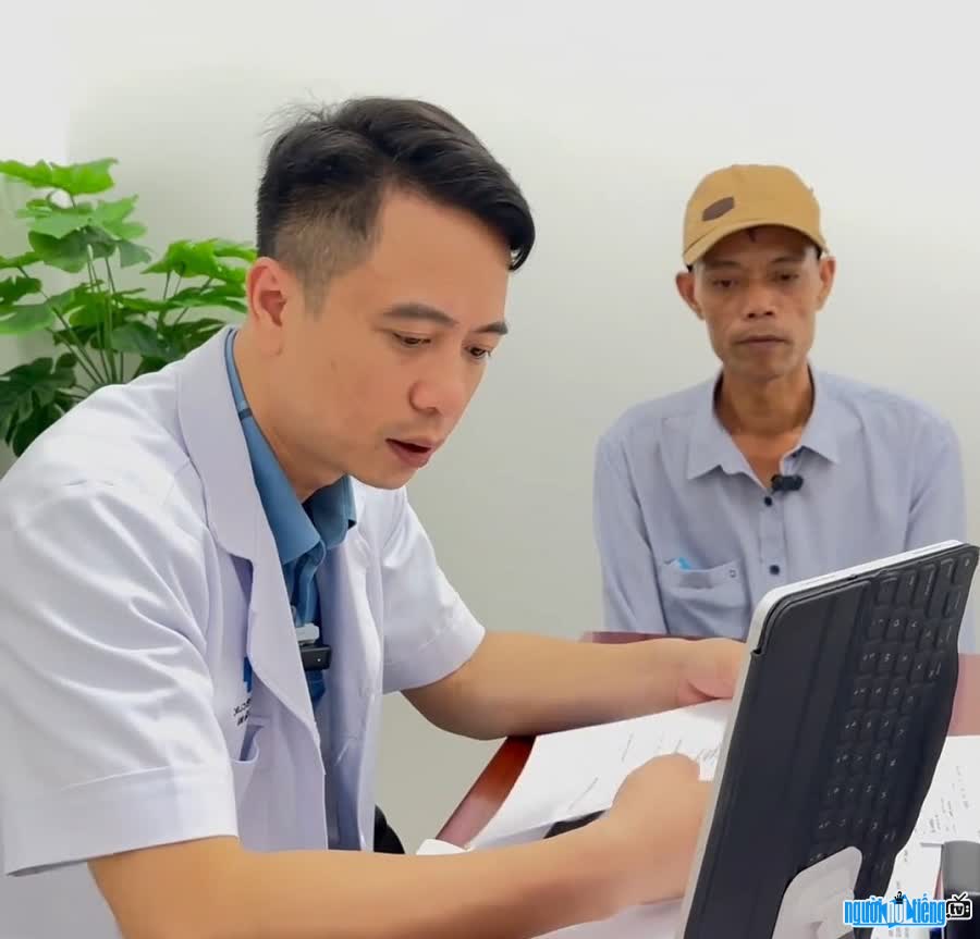 Bác sĩ Nguyễn Văn Thái khám bệnh cho bệnh nhân