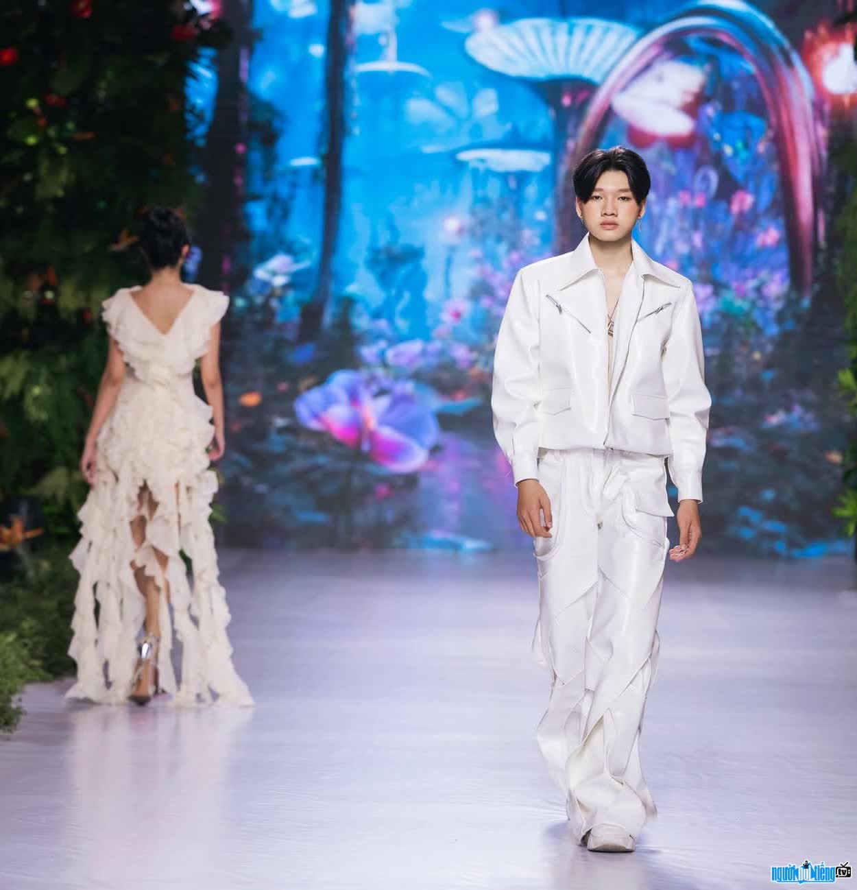 Hình ảnh Vũ Nhật Lâm tự tin trên sàn catwalk